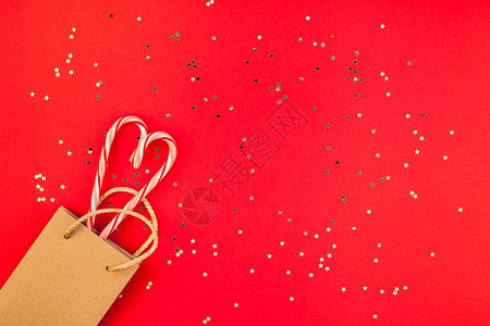 甘蔗明信片新年或圣诞装饰公寓铺设最高视野Xmas节日庆祝购物概念装饰和甜美金星闪亮的红纸背景画上你设计的贺卡模板框架高图片