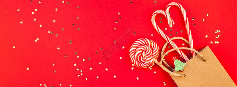 新年或圣诞装饰公寓铺设最高视野Xmas假日庆祝购物概念观服装设计甜美金星在红纸背景上闪亮的红纸花样板框架长宽横幅问候五彩纸屑多于图片