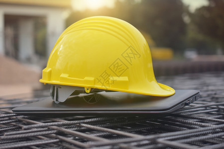 建筑师行业计算机笔记本建筑业背景的硬帽子安全头盔图片