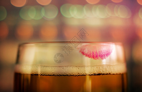喝酒吧或女子莫德餐馆用红唇印贴杯关闭啤酒妇女饮概念女饮料杯工艺淑女图片