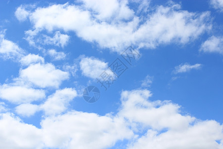 质地蓝色的天空背景简单美丽白云蓝天背景撕裂图片