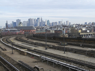 城市天空美国纽约地铁轨道后面的天线视图1图片