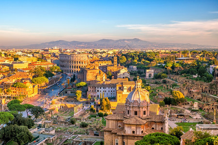 旅行游黄昏罗马市顶端天际与意大利圣特斯安热洛SantrsquoAngelo的Colosseum图片