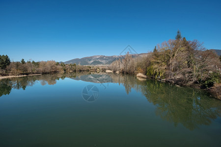 水西班牙卡斯蒂利亚和里昂核电厂附近的SantamariadeGarona的埃布罗河山蓝色的图片
