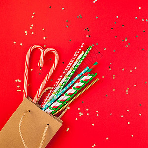 金的新年或圣诞装饰公寓铺设最高视野Xmas节日庆祝购物概念装饰和甜美金星在红纸背景上闪亮的图案糖果季节图片