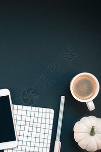 拥有智能手机笔纸和咖啡杯在黑背景模板上复制空间供博客社交媒体使用的女办公桌工作空间的顶层平面笔记本社会的黑色图片