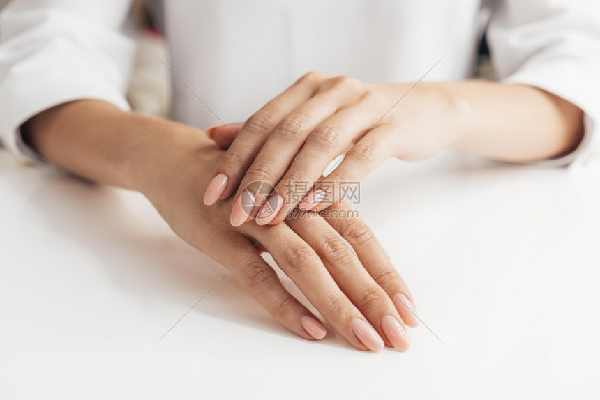 手西班牙裔高清晰度照片前观健康美修指甲高品质照片素材柔软的图片