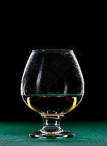 餐具降低白色的以黑背景隔离的优雅威士忌玻璃图片