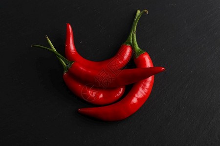 黑石背景上的红辣椒健康食物智利图片