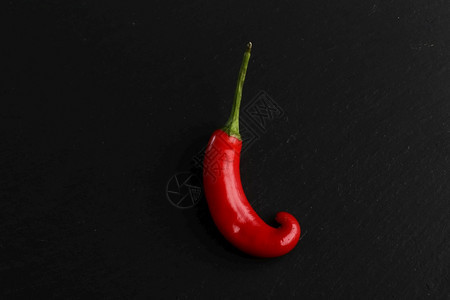 绿色黑石背景上的红辣椒食物图片