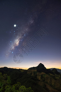 银河系夜晚在山林和日出时有恒星的银河系抽象安宁深图片
