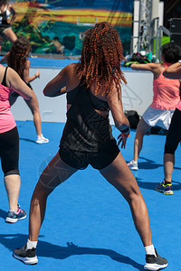 跳舞拉丁健身锻炼班女享受音乐趣拉丁舞健身锻炼班女享受音乐趣讲师团体图片