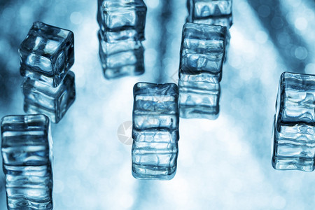 纯度水具有冰块的抽象背景摘要与玻璃上方有冰块的抽象背景寒冷图片