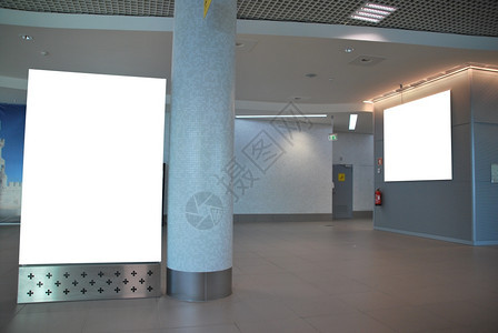 空的自动扶梯一种国际机场现代建筑的空广告牌图片