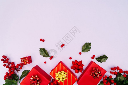 五彩纸屑圣诞老人喜庆的装饰红色礼物盒紫底的圣诞节冬季和新年概念平板地顶视图复制空间图片