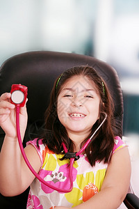 拿着卡通玩具听诊器的小女孩图片
