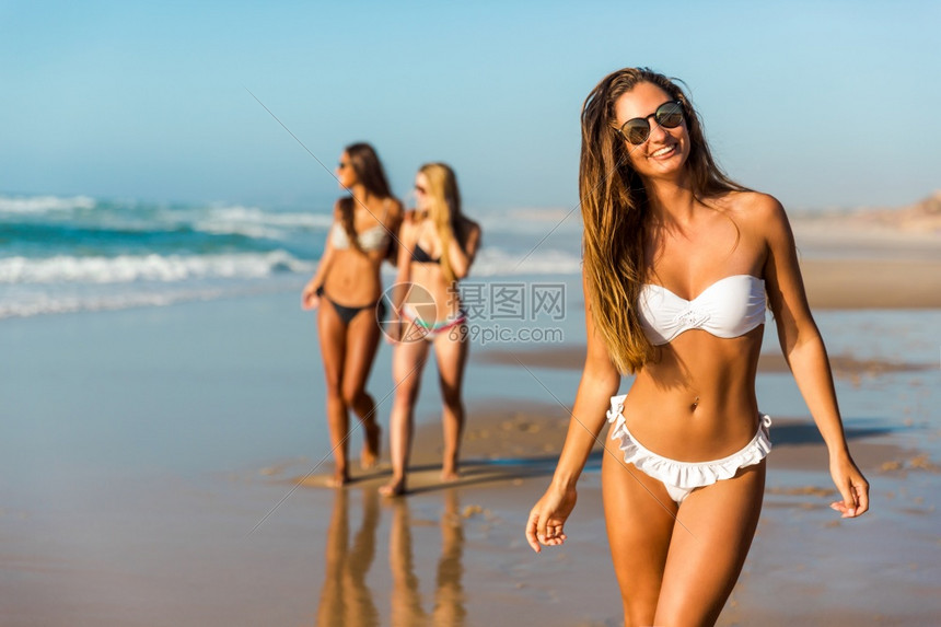 三个比基尼美女在沙滩上图片