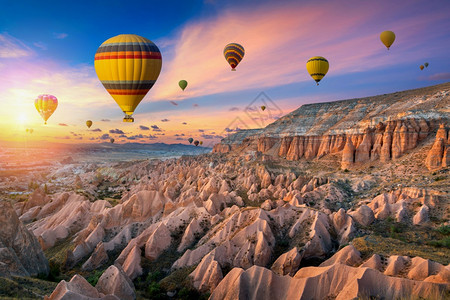 丰富多彩的景观土耳其卡帕多西亚戈雷梅热气球和日落时红谷国民图片