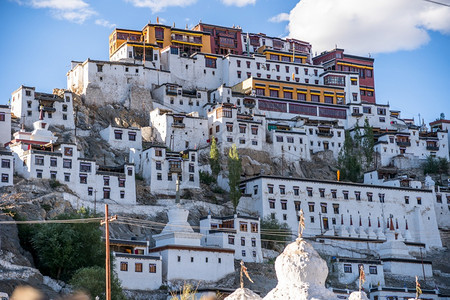 拉达赫州莱的蓝天Thiksey修道院蓝色的藏宗教图片