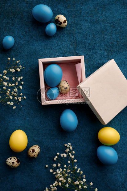 绿色庆典复活节鸡蛋盛在蓝布背景的礼物盒中春花开和香食庆祝节日的新花卉装饰活动符号蓝布背景的礼品盒中复活节鸡蛋图片