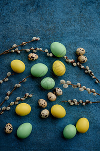 为了春花开和香食庆祝节日的鲜花装饰活动标志复节鸡蛋和蓝布背景的野花以及蓝底的野花AC518生活传统图片