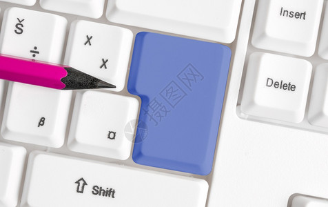 供应最佳白色Pc键盘有空白笔记纸在键之上有空便记纸复制空间商业概念并带有便笺和Pc键盘的彩色填充组合键盘空版间在白色副本上方Cp图片