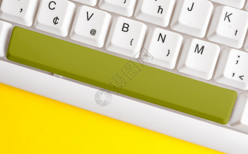 教育命令白色Pc键盘有空白笔记纸在键之上有空便记纸复制空间商业概念并带有便笺和Pc键盘的彩色填充组合键盘空版间在白色副本上方Cp图片