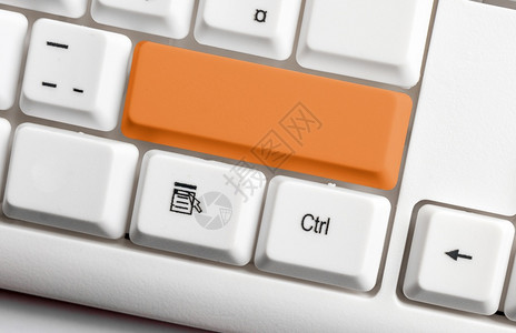 办公室按白色Pc键盘有空白笔记纸在键之上有空便记纸复制空间商业概念并带有便笺和Pc键盘的彩色填充组合键盘空版间在白色副本上方Cp图片