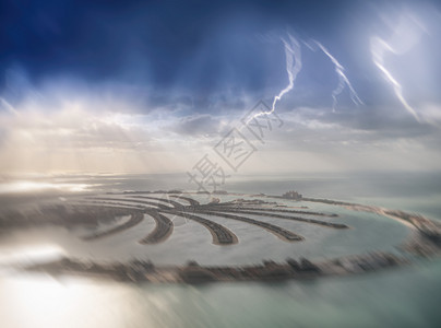 从直升机对日落天空的直升机对准日落天空从迪拜棕榈朱梅拉岛的海利科惊人空中观测到迪拜棕榈Jumeirah岛在迪拜PalmJumei图片