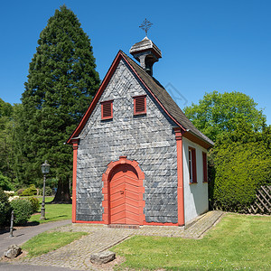 吸引力路德维希国伯吉斯州典型村庄Odnthal的小型旧礼拜堂外部的图片