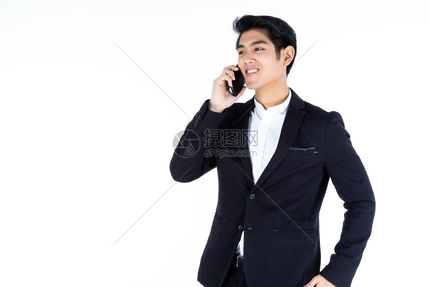移动的时尚英俊亚洲年轻商人在智能手机打字信息的家伙孤立在白色灰空复制间演播室背景内摄影棚拍黑色的专业图片