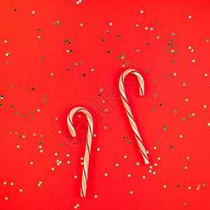 为了新年或圣诞装饰公寓铺设最高视野Xmas节庆祝手工制作的装饰品在红纸背景色上闪亮的金星您设计贺卡的广场模板框架季节庆典图片