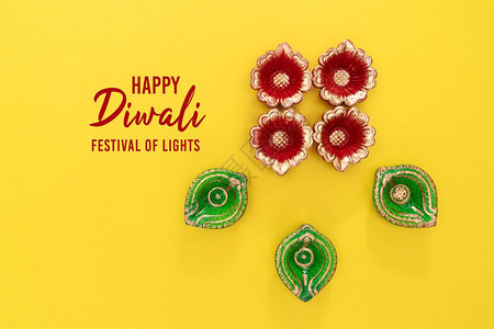 泰米尔语屠妖节排灯快乐在Dipavali印度教灯节庆祝期间点燃的粘土Diya灯五颜六色的传统油灯diya明亮的图片