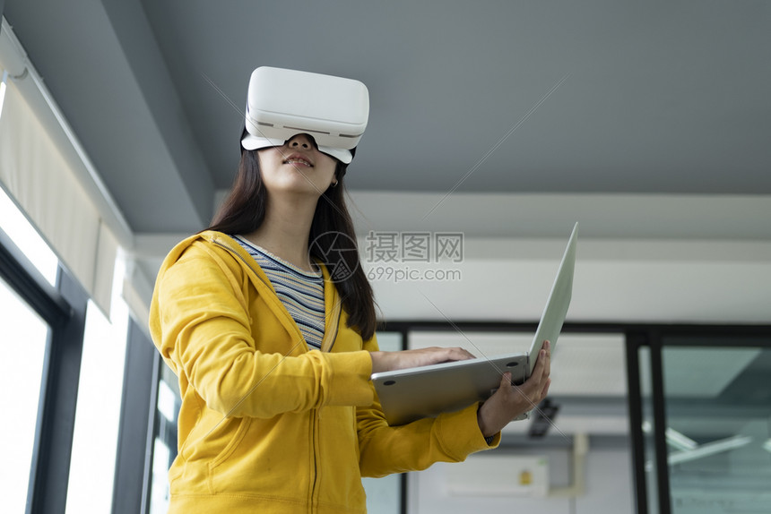 数字的技术员青年程序或软件开发配有虚拟现实眼镜以测试3D游戏和应用技术与软件开发概念技术和软件开发概念模拟器图片