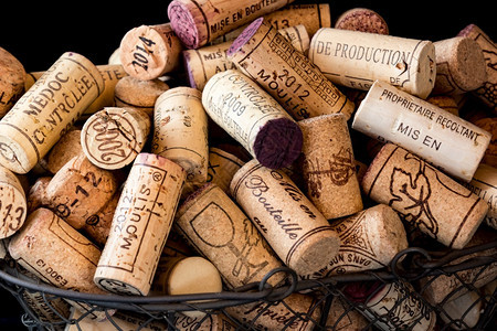 金属餐厅卢瓦尔河法国葡萄酒在铁线篮子里的旧软木塞草图片
