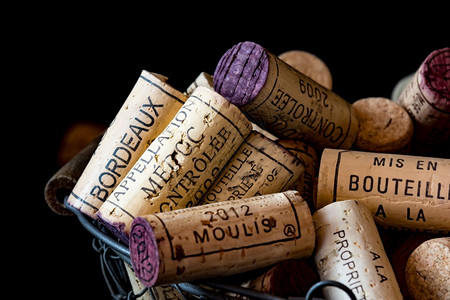 法国葡萄酒在铁线篮子里的旧软木塞草目质地头图片