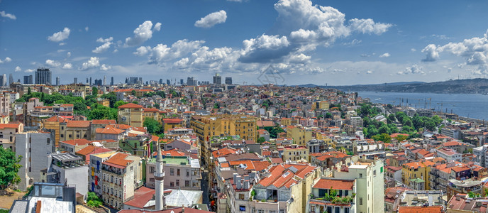 房屋土耳其伊斯坦布尔071329在土耳其伊斯坦布尔Beyoglu县的大型全景顶楼层日夏阳光明媚土耳其伊斯坦布尔Beyoglu区城图片