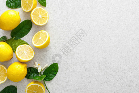 成熟高架食物柠檬新鲜的多汁柠檬白底有叶子图片