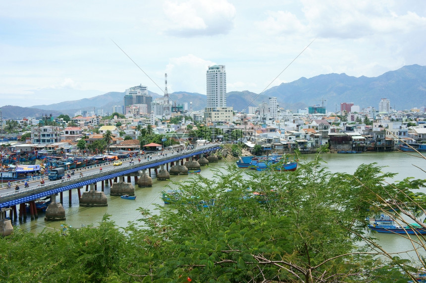 城市景观NHATrANGVETNANSAUG25从塔到海滩城市的景观拥挤城市桥下水上的船只越南Nhatrang2015年8月日亚图片