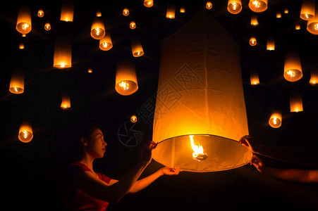 纸漂浮灯节泰国清迈一彭亚洲仪式图片