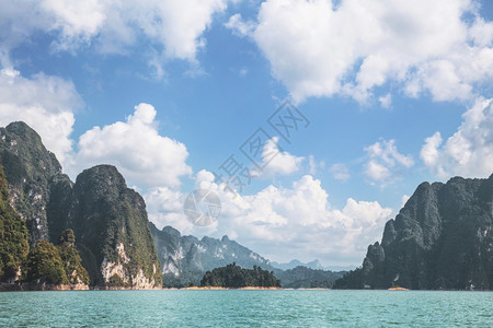 乡村的吉昂兰大ChiaoLanDam的夏季风景美丽月湖和山脉范围新鲜的图片