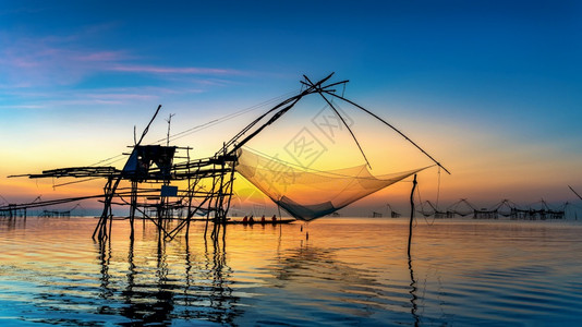 泰国PhatthalungPakpra的美丽日出和渔网轮廓美丽的夫图片
