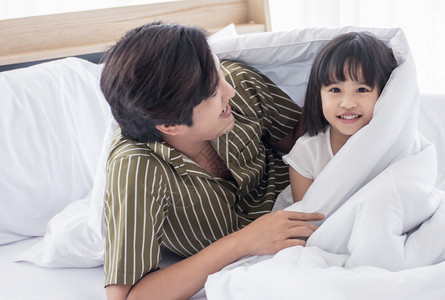 一个亚洲爸和小女儿在家里的卧室一起玩耍呢孩子成人在室内图片
