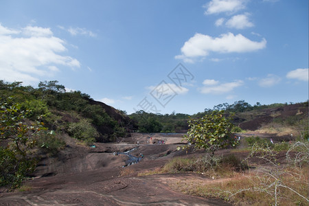 自然峡谷天从山上流下来的瀑布巨大岩石从高山下落而图片