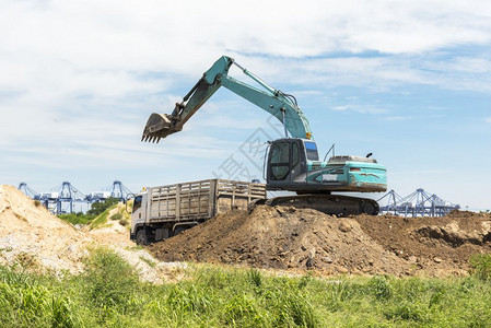 车载记录仪拆除挖掘车载重将土壤转移到山上卡车技术机器和运输概念的挖掘车载土和转移建造动背景
