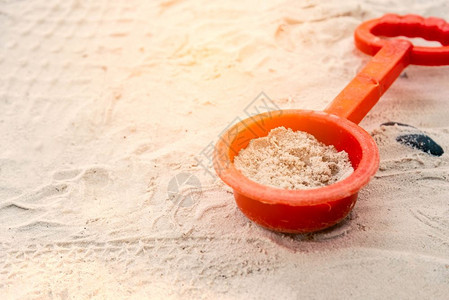 以塑料勺子海滩和露天地概念中的沙纸形式制作自然与度假主题玩具红色的乐趣图片