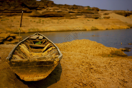 旧木制船在干地上受损支撑空的干旱图片