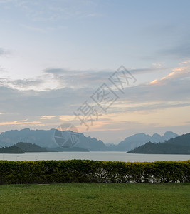 草树泰国苏拉特萨尼省肖索克公园Limestone山和湖泊的闪亮景色水库图片