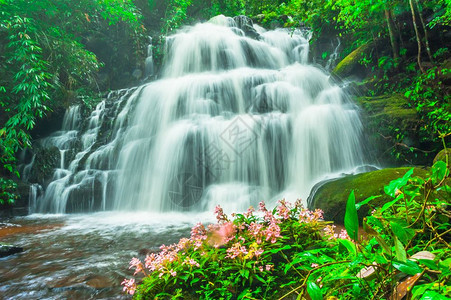 花岩石热带森林中美丽的瀑布泰国Phetchabun省PhuHinRongKla公园景观图片