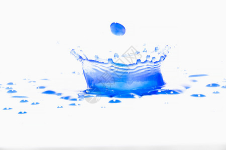渴蓝水在白色背景下喷洒照片来自蓝色水上喷洒运动颜色图片